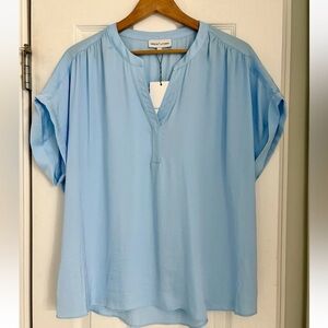 Gibson Latimer  Satin Split Neck Short Roll Tab Sleeve Hi-Low Sky Blue Large